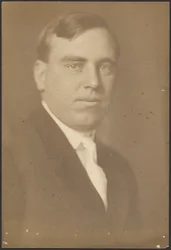 [Retrato de un hombre con corbata blanca]