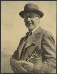 [Retrato de un hombre con una cámara]