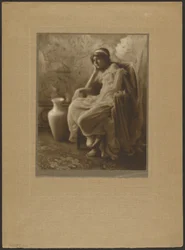 [Retrato de una mujer sentada con traje clásico]