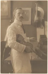 Retrato de un luthier en su estudio