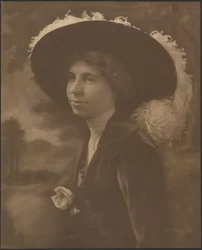 [Retrato de una mujer ante una escena pintada]