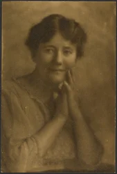 [Retrato de una mujer llevándose las manos a la cara]