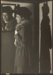 [Retrato de una mujer, su reflejo y su sombra]