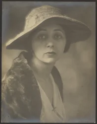 [Retrato de mujer con capelina de piel]