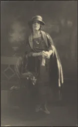 [Retrato de una mujer apoyada en un banco]