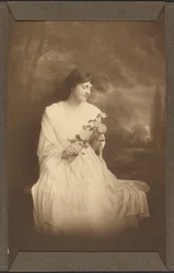 Retrato de una mujer sentada ante una escena pastoril con rosa