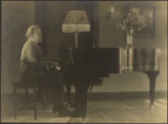 [Retrato de una mujer sentada al piano]