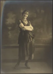 [Retrato de una mujer de pie ante un tapiz]