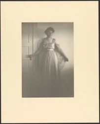[Retrato de una mujer junto a una puerta]