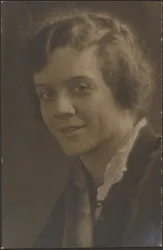 Retrato de una mujer con adornos de piel
