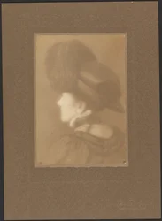[Retrato de una mujer de espaldas]