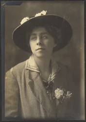 Retrato de una mujer con chaqueta de cuadros