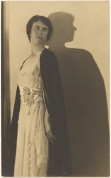 Retrato de una mujer con capa y sombra
