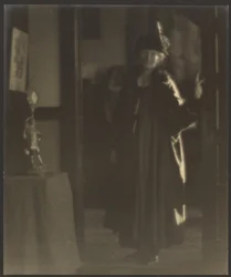 [Retrato de una mujer en la puerta]