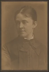 [Retrato de una mujer con vestido y corbata]