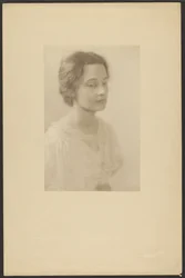 [Retrato de una mujer con vestido y rosas de seda]