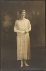[Retrato de una mujer con guantes hasta el codo]