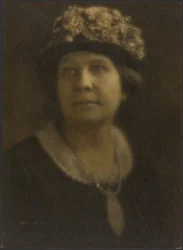 [Retrato de una mujer con sombrero de flores]