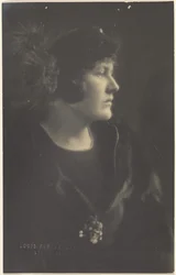 [Retrato de una mujer con capa de piel]