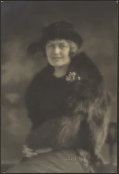 [Retrato de una mujer con capa de piel]