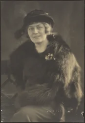 Retrato de una mujer con capa de piel