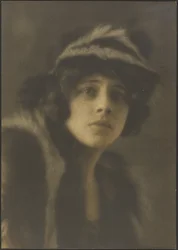 [Retrato de una mujer con gorro de piel]