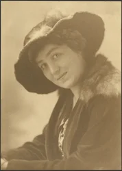 [Retrato de una mujer con sombrero de piel]