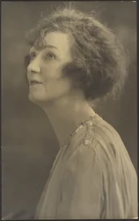 [Retrato de una mujer con pieles (no visible)]
