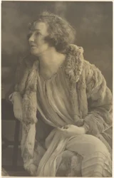 [Retrato de una mujer con pieles]