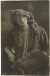 [Retrato de una mujer con pieles]