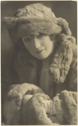 [Retrato de una mujer con pieles]