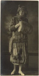 [Retrato de una mujer con pieles]