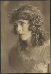[Retrato de mujer con chal de gasa]
