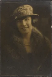 [Retrato de mujer con sombrero y motivo decorado]