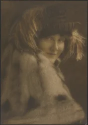 [Retrato de una mujer con sombrero de plumas]