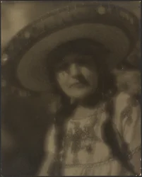 [Retrato de una mujer con traje típico mexicano]