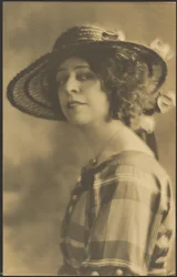 [Retrato de una mujer con vestido a cuadros]