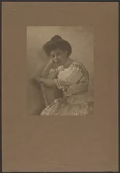 [Retrato de una mujer con vestido de satén]