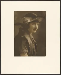 [Retrato de una mujer con sombrero de paja]