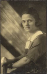 [Retrato de una mujer bajo un haz de luz]