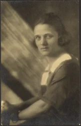 [Retrato de una mujer bajo un haz de luz]
