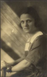 [Retrato de una mujer en luz fluida]