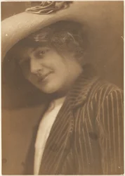 [Retrato de una mujer con blazer a rayas]
