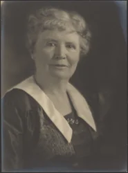 [Retrato de una mujer con vestido a rayas]