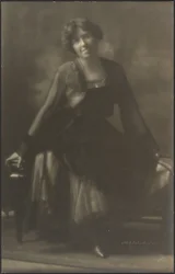 [Retrato de una mujer en un banco]