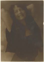 [Retrato de una mujer con los brazos detrás de la cabeza]