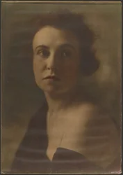 [Retrato de una mujer con el hombro desnudo]
