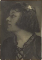 [Retrato de una mujer con una mariposa en el pelo]