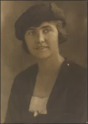 [Retrato de una mujer con un broche de camafeo]