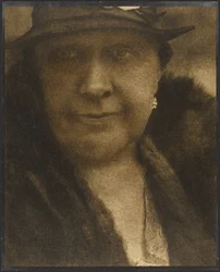 [Retrato de mujer con pendiente de diamante]